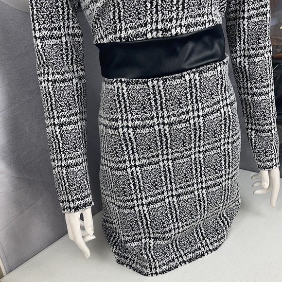 Michael Kors! Look sharp in this one! - Picture 4 of 10